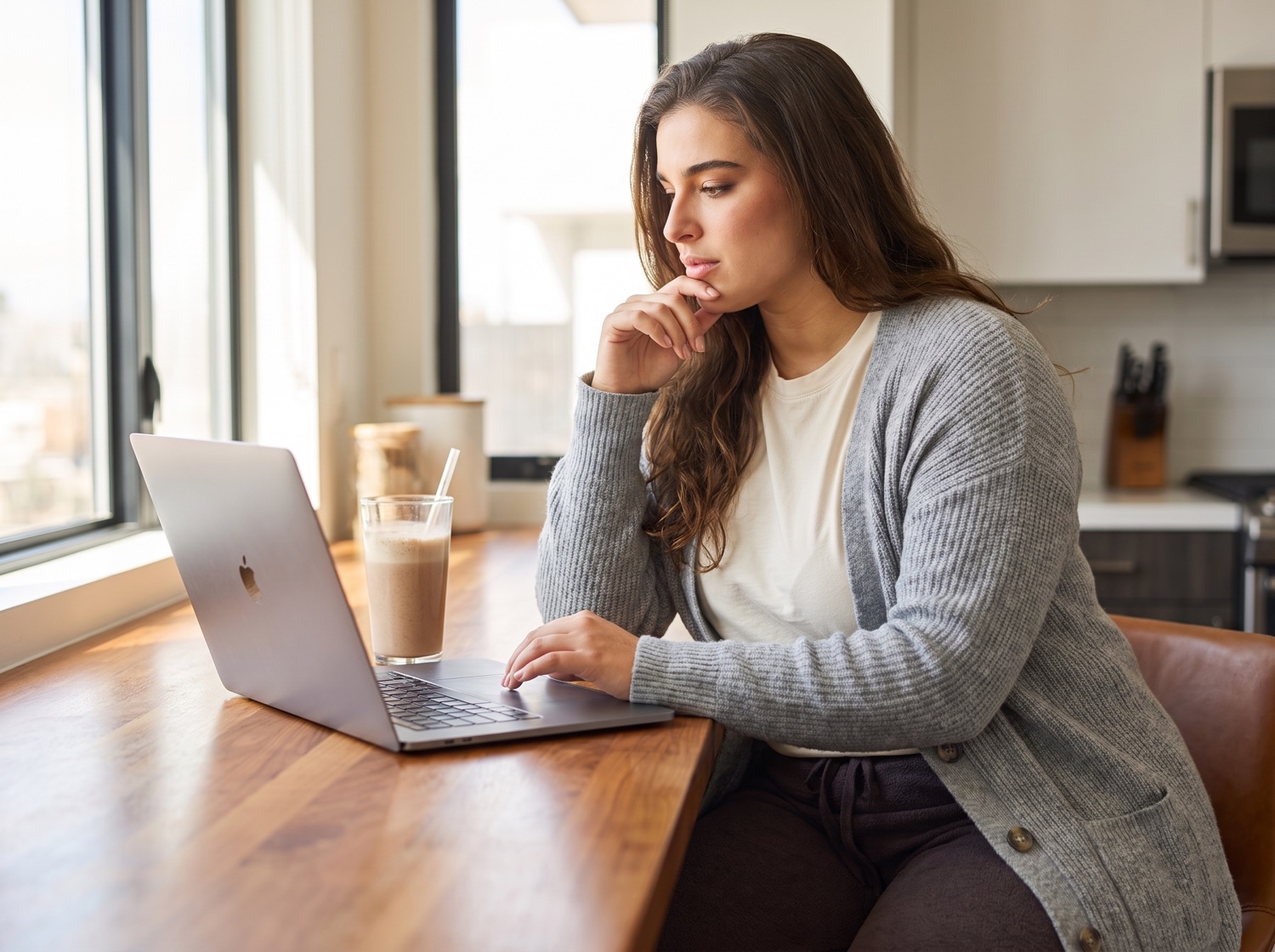 Mujer en casa investigando información sobre los GLP-1 en su laptop